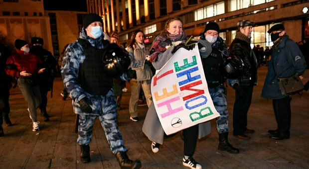 immagine Russi in piazza per manifestare contro la guerra, la polizia prova a sopprimere le proteste