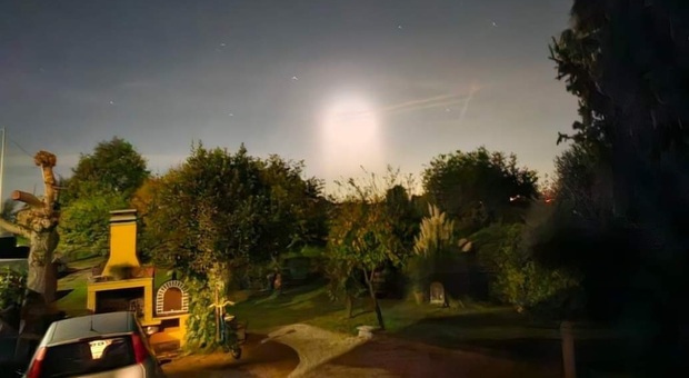 Bagliore esplode nella notte in cielo, il mistero nel Nord Italia: la spiegazione viene dalla Francia. Cosa è successo
