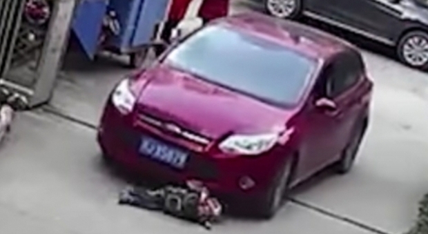 Cina, l'auto passa sopra a un bimbo di due anni: il piccolo ne esce illeso
