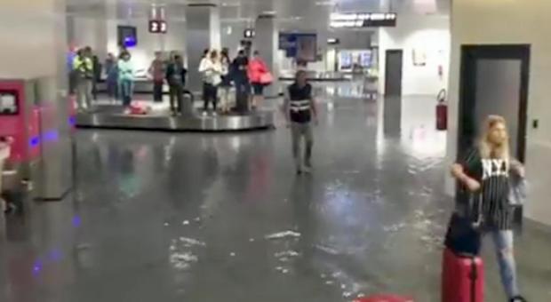 Maltempo, forti piogge in tutta Italia: allagato l'aeroporto di Bergamo, prove sospese a Monza
