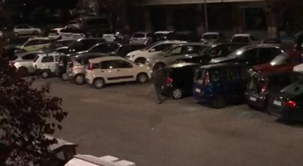 Colli Albani, a colpi di spranga distrugge 56 auto, i residenti: «Ma questo è un pazzo, fermatelo»