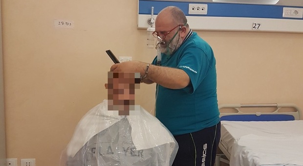 Sandro, il barbiere ricoverato che taglia i capelli agli altri pazienti: «Perché il Covid non ferma la passione»