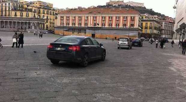 Napoli, crolla impalcatura: piazza Plebiscito riapre al traffico per alcune ore