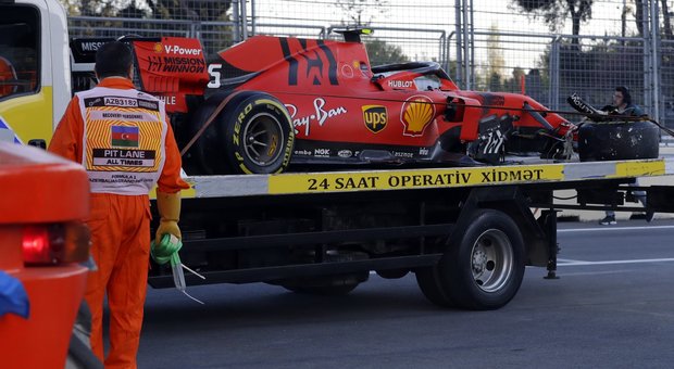 Gp Azerbaijan, riprese le qualifiche dopo l'incidente a Leclerc. Il ferrarista: «Sono stato stupido»