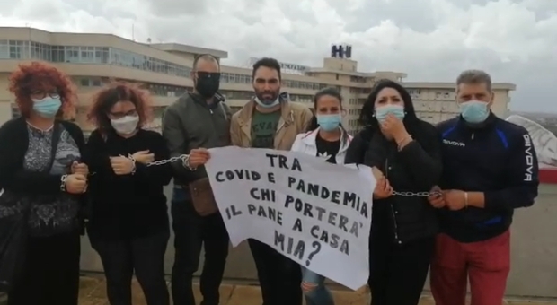 Sanità Service: i precari protestano incatenati sul tetto del Dea