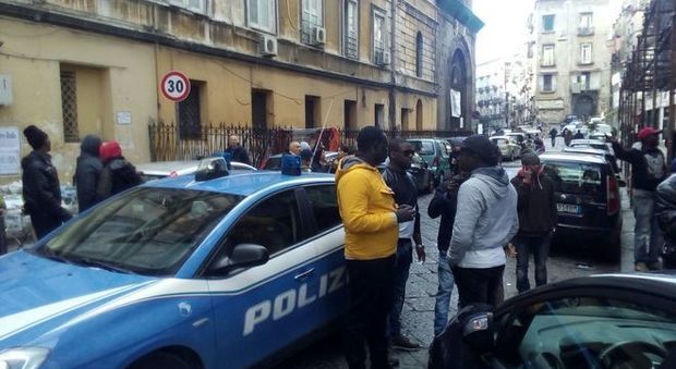 Sparatoria a Napoli, 4 feriti: colpita una bimba di 10 anni | Video