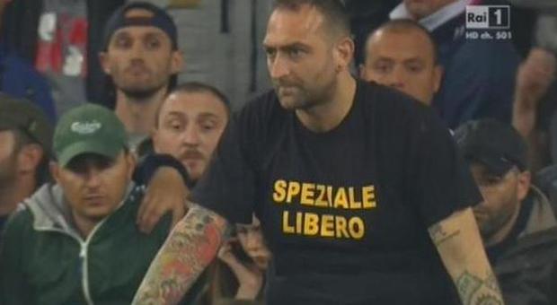 Il capo-ultrà del Napoli con la maglietta per l'assassino di Raciti: suo l'ok per il match
