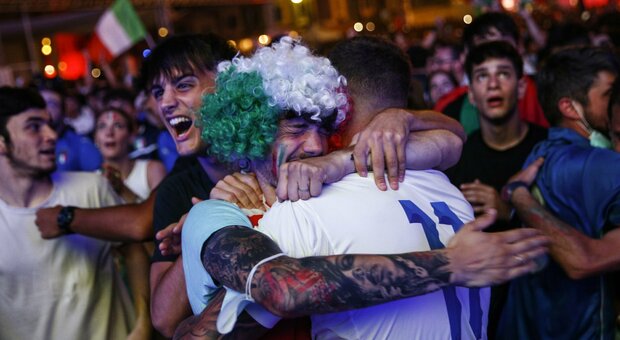 Esplode l'urlo azzurro, clacson e caroselli: l'Italia è in festa