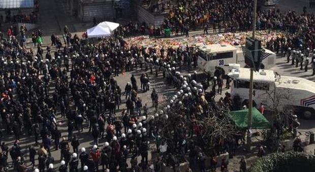 Bruxelles, neonazisti in piazza nonstante il divieto: tensione e scontri con la polizia
