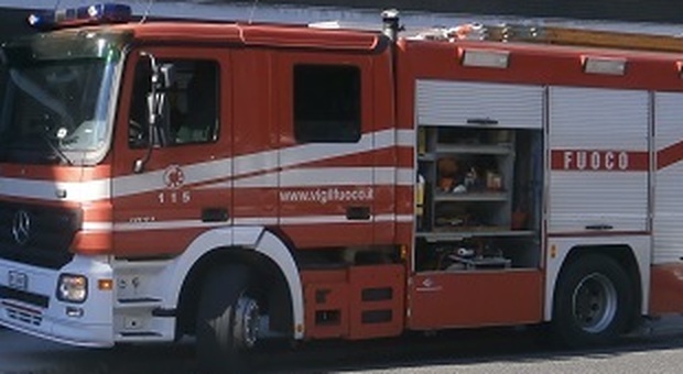 Pesaro, paura per una scolaresca in gita: l'autobus prende fuoco