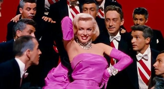 Marilyn Monroe in una scena del musical "Gli uomini preferiscono le bionde"