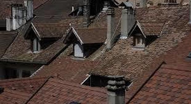 Beccato sui tetti il ladro acrobata: è un moldavo immigrato illegale