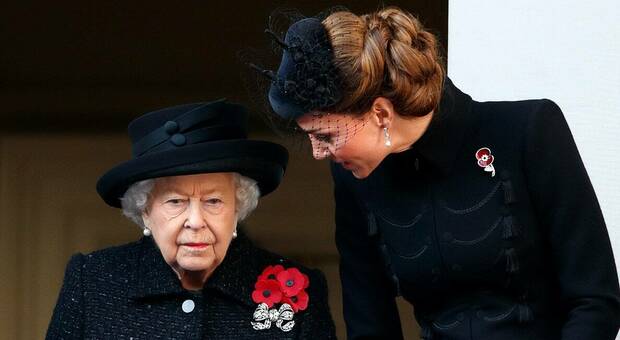 Kate Middleton, le sorprendenti lezioni di eleganza ricevute dalla regina prima di sposare William