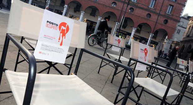 Le sedie vuote in piazza a Rovigo