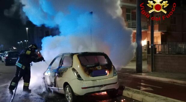 Nardò, incendiata l'auto della proprietaria di una pasticceria: terzo caso in pochi giorni