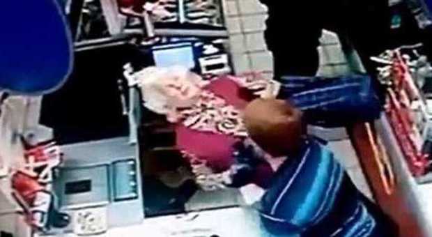 Russia, pensionata presa a pugni al supermercato: la violenta aggressione fa il giro del web