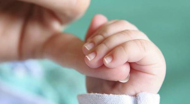 Neonata di un mese e mezzo morta in culla: "Difficoltà respiratorie"