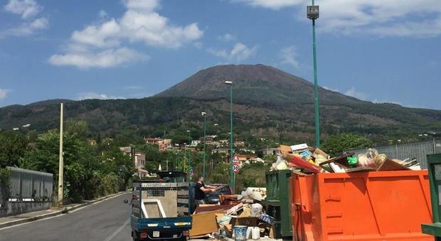 Emergenza rifiuti a Torre del Greco, l'allarme del sindaco: «Sospetto boicottaggio»