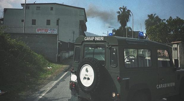 Tetto prende fuoco, stabile evacuato dai carabinieri forestali: proprietario ustionato