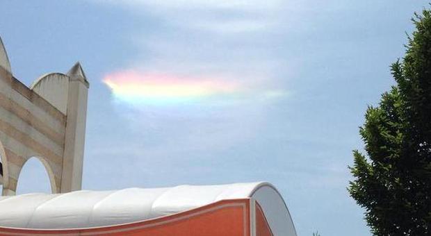 Nuvola-arcobaleno sul cielo di Caorle Un fenomeno raro e bellissimo