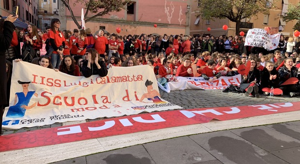 manifestazione studenti per la giornata mondiale contro la violenza sulle donne a Civitavecchia