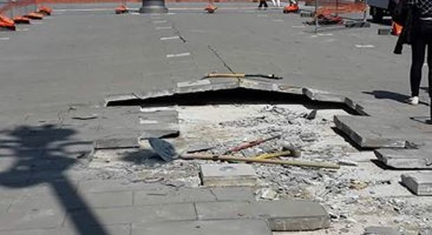 Piazza Unità con la "gobba": tecnici al lavoro per la ripavimentazione