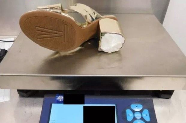 Suor Cocaina, droga nascosta nei tacchi delle scarpe scoperta all'aeroporto