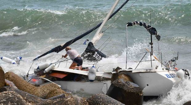 Il velista salvato dalla Guardia costiera a Fiumicino in balia delle onde e contro la scogliera