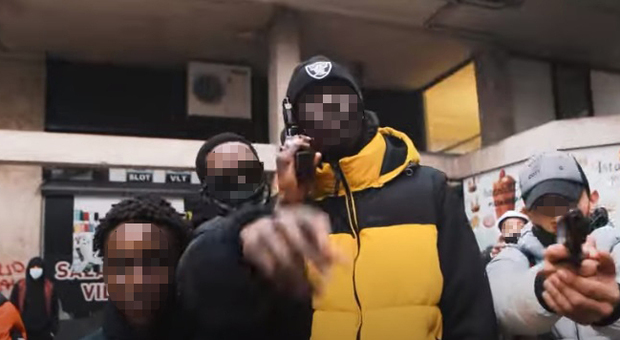 Un fermo immagine del video trap della Pluto Gang girato in centro storico a Treviso tra pistole e assembramenti