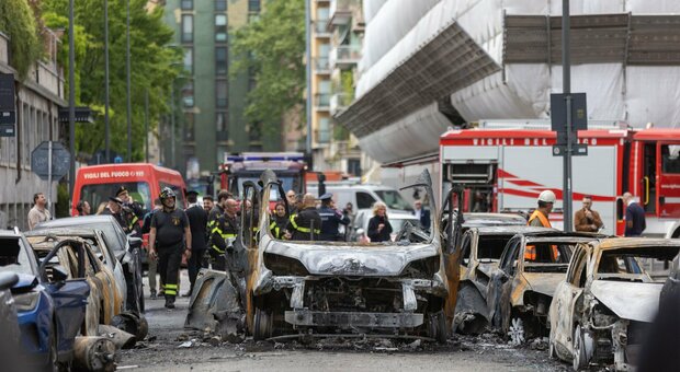 Milano, esplosione in Centro: fiamme e fumo nero. L'incendio «partito da un furgone con bombole di gas»