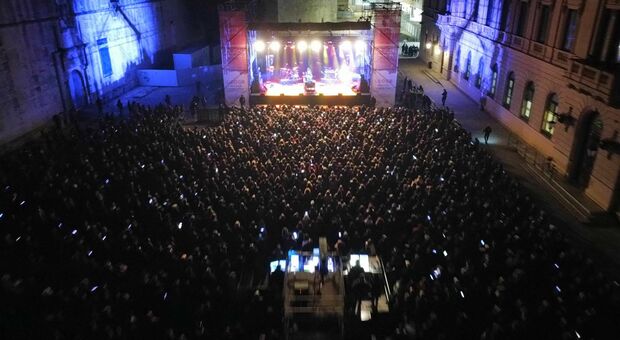 Oltre tremila persone a Piazza Libertini: Raf conquista Lecce. Video