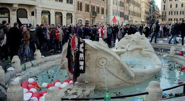 Guerriglia a Roma, danni alla Barcaccia: il restauro costato 200 mila euro