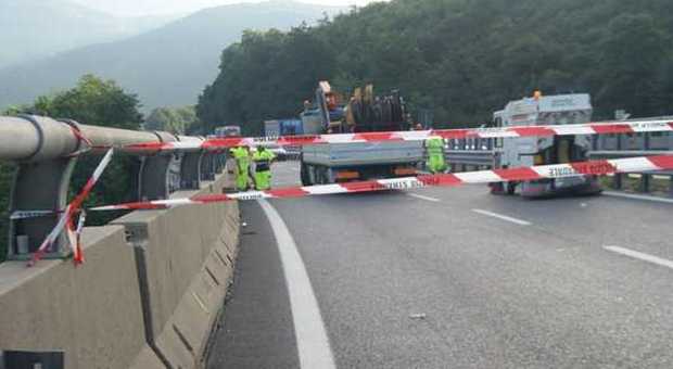 Incidente in autostrada: pulmino si schianta contro la barriera, 5 morti