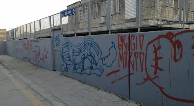 «Circumflegrea imbrattata tocca ai vandali pulire» | Foto