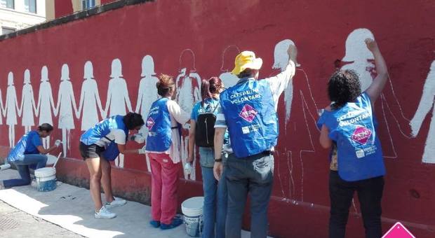 Roma, il murales contro il femminicidio vandalizzato: i volontari lo ripristinano