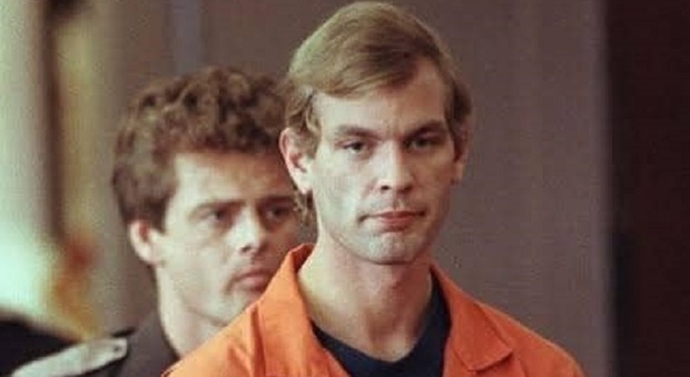 Jeffrey Dahmer, bufera sulla serie Netflix sul serial killer cannibale: «Nessun pregiudizio gay o razziale»