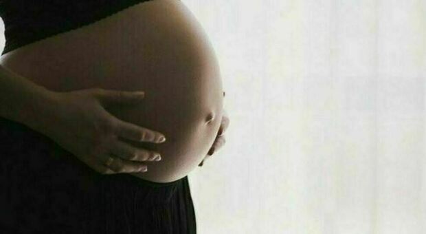 Marco scopre di essere incinta al quinto mese di gravidanza: stava completando la transizione da donna a uomo