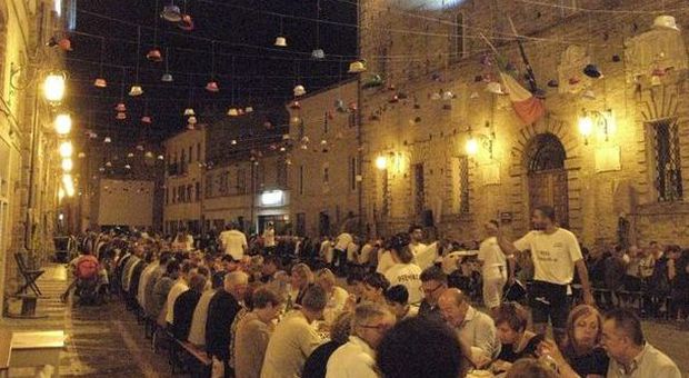 Festa a Montegranaro, tutta la piazza invasa dalla tavolata per aiutare il centro