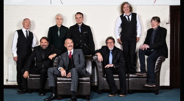 King Crimson, doppio live per Fripp e compagni all’Auditorium: «Con tre batteristi farermo più baccano di sempre»
