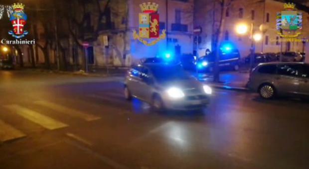 Attentati a Foggia, cento perquisizioni, tre arresti e sequestri di armi e bombe. Il ministro: «I cittadini abbiano fiducia»