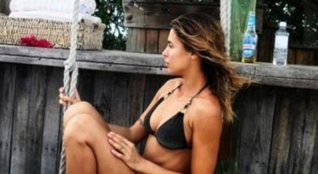 Elisabetta Canalis, vacanza ai Tropici e primo sexy bikini del 2015