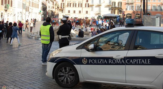 Roma, vigili assediati dai topi: «Sono nelle nostre auto e dentro le caserme»