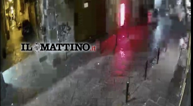 Bomba da Sorbillo, filmato l’attentatore: il video esclusivo dell'esplosione