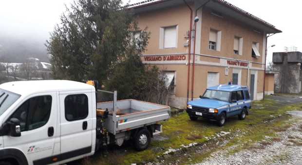 La squadra Rfi e la polizia alla stazioen di Vigliano d'Abruzzo stamattina