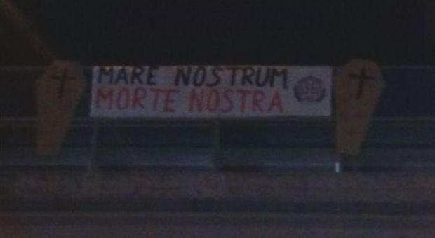 "Mare nostrum, morte nostra", striscione e bare di CasaPound