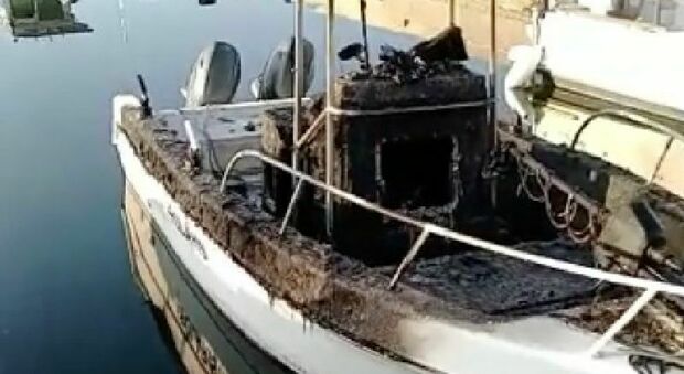 Maruggio, tre barche a fuoco nel porticciolo turistico di Campomarino: ipotesi incendio doloso