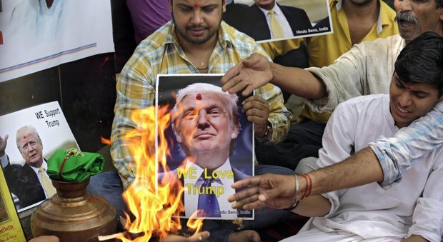 Attivisti della destra indiana a Nuova Delhi celebrano il "Rito del fuoco" (una cerimonia indu) a sostegno di Donald Trump