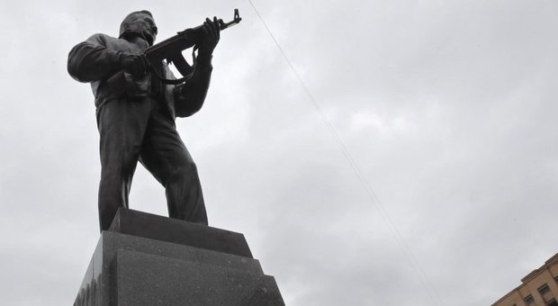 Russia, una statua per celebrare Kalashnikov: ma sulla scultura è raffigurato un fucile tedesco