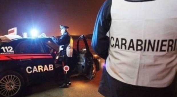 Prova a disfarsi della cocaina poi aggredisce i carabinieri: la notte brava di un giovane egiziano finisce con l'arresto