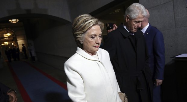 Clinton, lite in casa: «Bill ha gettato il libro di Hillary nel cestino»